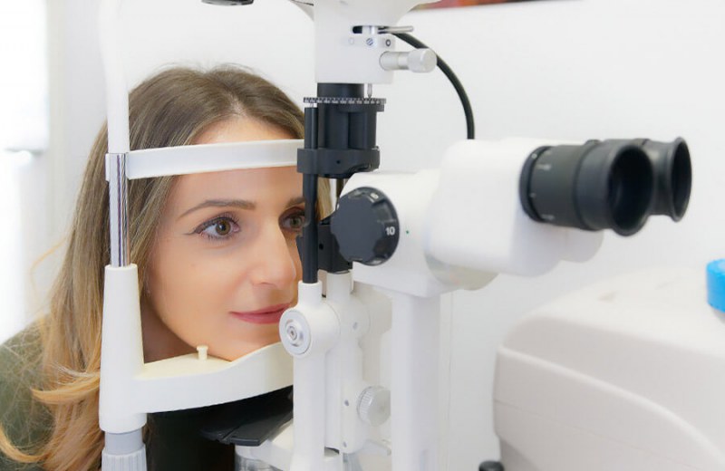 Kiedy udać się na wizytę do okulisty, a kiedy do optometrysty? Optyk Sosnowiec